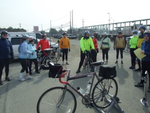 We got a decent turnout for a cold beginner ride! The bike is on the trainer for a demonstartion